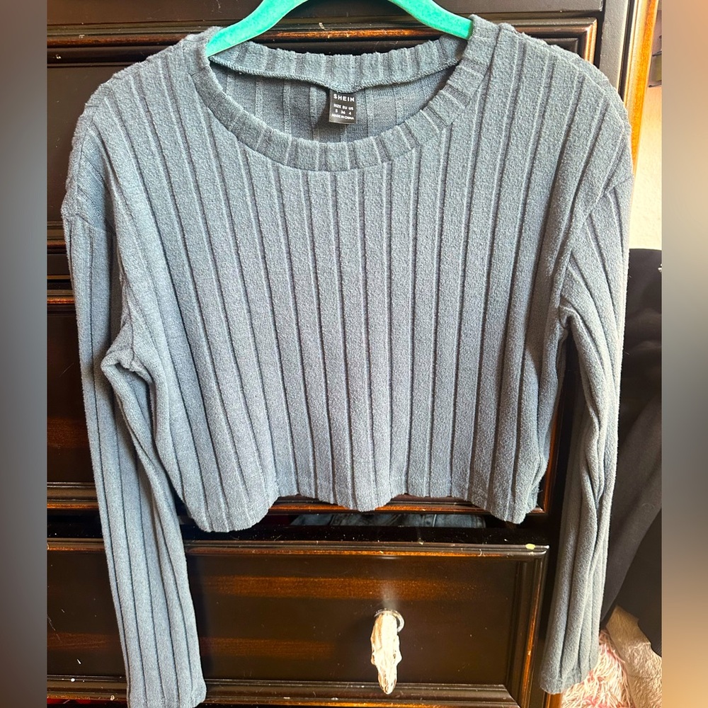 SHEIN Lightweight Light Blue/Gray Long Sleeve Cropped Shirt - Small